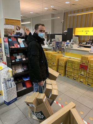 Foto van de eerste levering van Miroar pakketten bij DHL